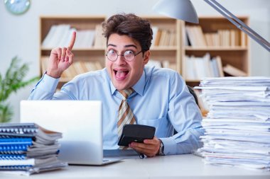 Ofiste çalışan komik muhasebeci.