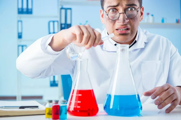 Divertente chimico pazzo che lavora in un laboratorio — Foto Stock