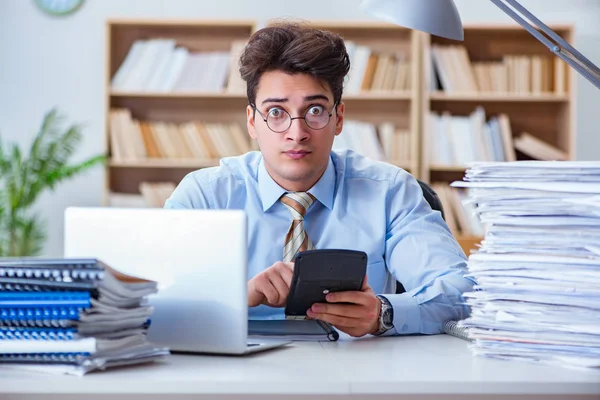 Ofiste çalışan komik muhasebeci.