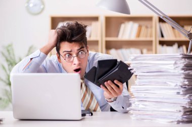 Ofiste çalışan komik muhasebeci.