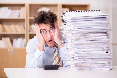 Ofiste çalışan komik muhasebeci.