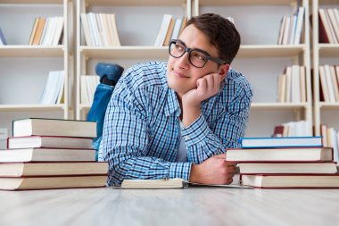 Genç öğrenci kitaplarla çalışıyor.