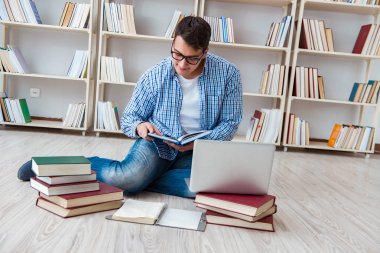 Genç öğrenci kitaplarla çalışıyor.