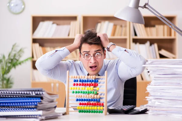 Lustige Buchhalterin, die im Büro arbeitet — Stockfoto