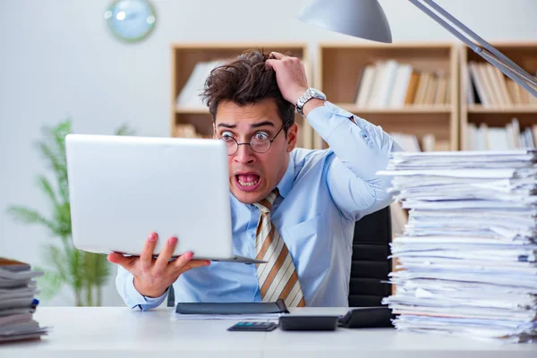 Ofiste çalışan komik muhasebeci.