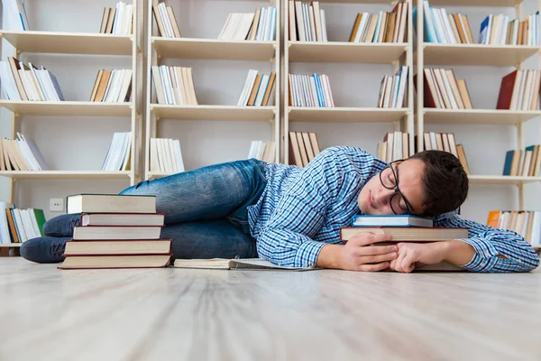 Estudiante joven estudiando con libros — Foto de Stock