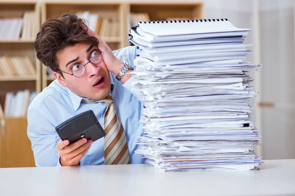 Lustige Buchhalterin, die im Büro arbeitet — Stockfoto