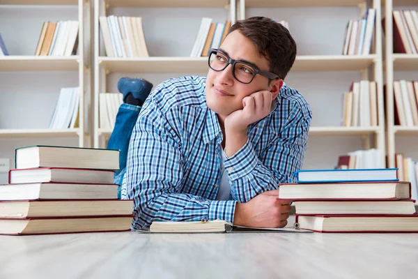 Genç öğrenci kitaplarla çalışıyor.