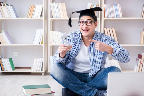 Ung student studerar med böcker — Stockfoto