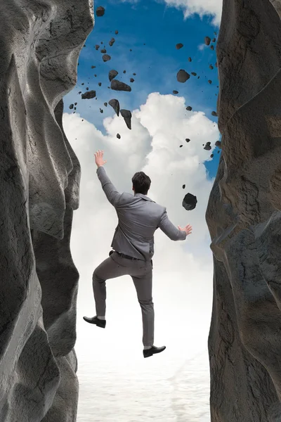 İş adamı iş kavramındaki zorlukların üstesinden geldi