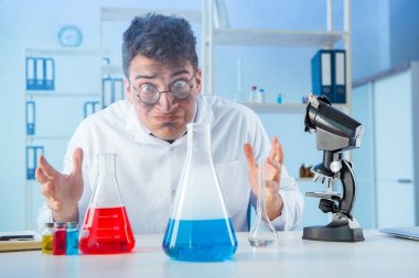 Laboratuvarda çalışan çılgın bir kimyager.