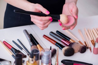 Masada gösterilen makyaj ürünlerinin koleksiyonu