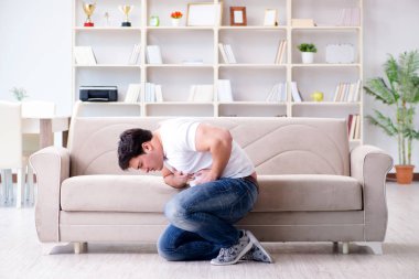 Midesi bulanan ve kusan bir adam.