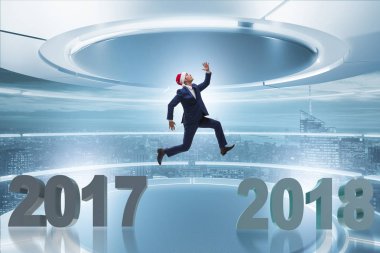 2017 'den 2018' e atlayan Noel Baba şapkalı bir iş adamı.