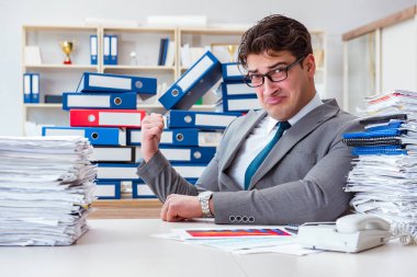 İşadamı evrak işleriyle meşgul.