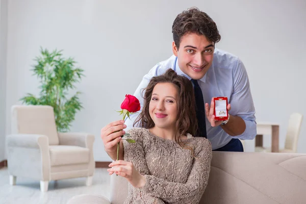 Concepto romántico con el hombre haciendo propuesta de matrimonio — Foto de Stock