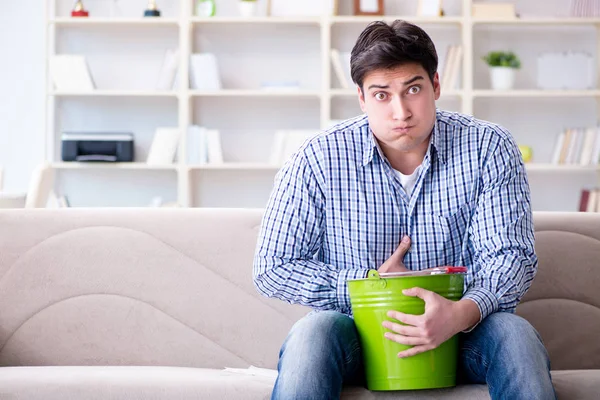 Uomo che soffre di stomaco malato e vomito — Foto Stock