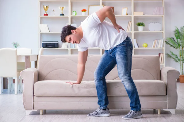 Midesi bulanan ve kusan bir adam.