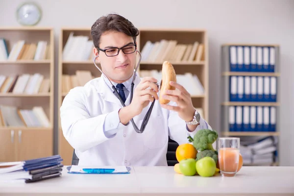 Científico estudiando nutrición en varios alimentos —  Fotos de Stock