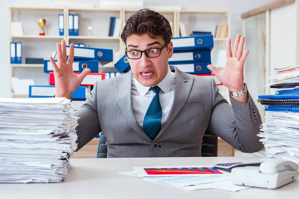 Geschäftsmann mit viel Papierkram beschäftigt — Stockfoto