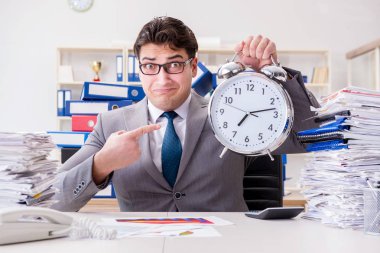 İş adamı aşırı çalışma nedeniyle teslim tarihini kaçırıyor