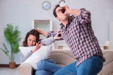 Sarhoş alkoliklerle aile içi şiddet kavramı