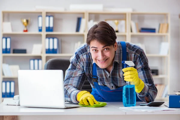 Mannelijke schoonmaker werkt in het kantoor — Stockfoto