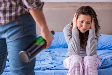 Sarhoş alkoliklerle aile içi şiddet kavramı