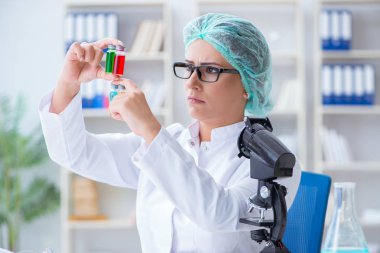 Bir laboratuarda deney yapan kadın bir bilim adamı.