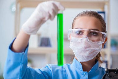 Bir laboratuarda deney yapan kadın bir bilim adamı.