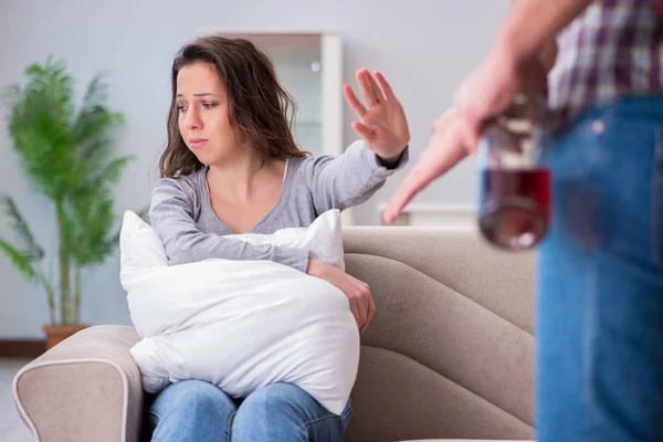 Conceito de violência doméstica em uma discussão familiar com alcoólatra bêbado — Fotografia de Stock