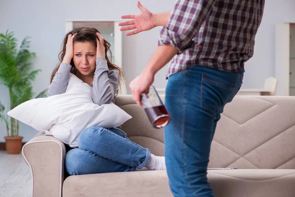 Concepto de violencia doméstica en una discusión familiar con alcoho borracho — Foto de Stock