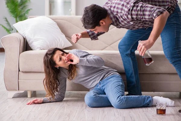 A családon belüli erőszak fogalma egy családi vitában részeg alvóval — Stock Fotó