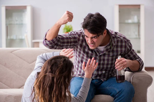 Concepto de violencia doméstica en una discusión familiar con alcoho borracho — Foto de Stock