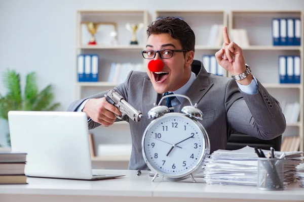 Ofiste çalışan palyaço işadamı sinirli bir...