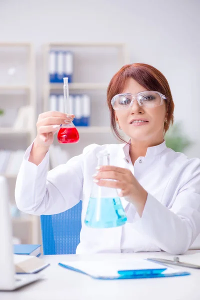 Pesquisadora cientista conduzindo uma experiência em um labora — Fotografia de Stock