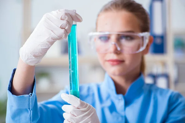 Kvinnlig forskare som utför ett experiment i ett laboratorium — Stockfoto