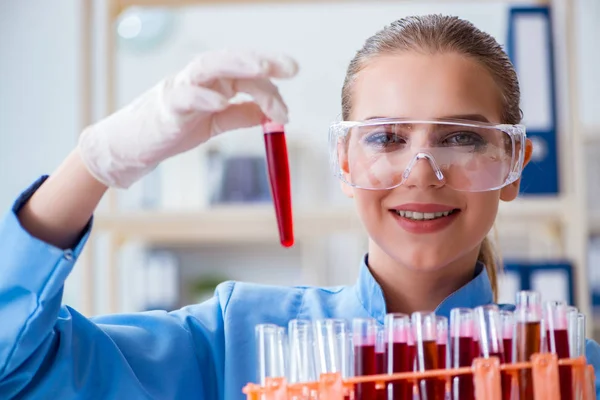 Bir laboratuarda deney yapan kadın bir bilim adamı.