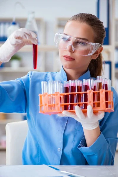 Female scientist researcher conducting an experiment in a labora — Stock Photo, Image