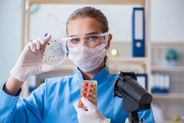 Investigadora científica que realiza un experimento en un labora — Foto de Stock