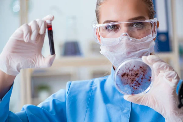 Pesquisadora cientista conduzindo uma experiência em um labora — Fotografia de Stock