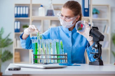 Bir laboratuarda deney yapan kadın bir bilim adamı.