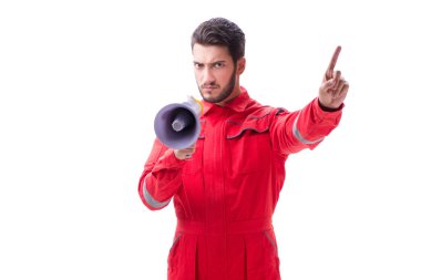 Beyaz sırtında megafon olan genç bir tamirci.