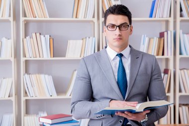 İş hukuku öğrencisi kütüphanede çalışıyor.