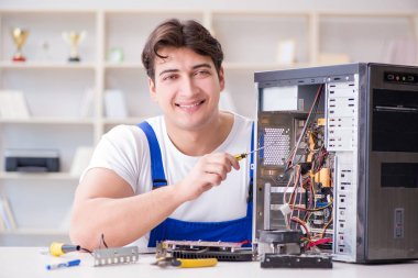 Masaüstü bilgisayarını tamir eden bilgisayar tamircisi