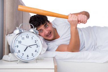 Yatakta uykusuzluk çeken bir adam.