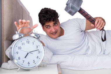 Yatakta uykusuzluk çeken bir adam.