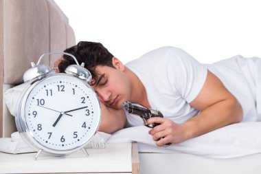 Yatakta uykusuzluk çeken bir adam.