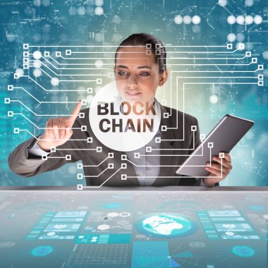 Engelleme zinciri kripto para birimi kavramında iş kadını