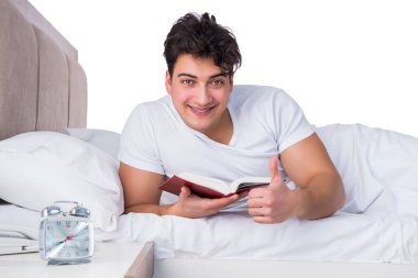 Yatakta uykusuzluk çeken bir adam.